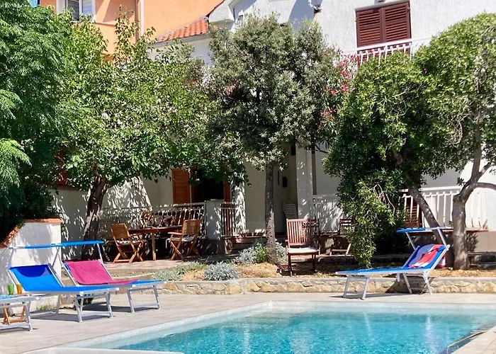 Barbat 28 Nyaraló